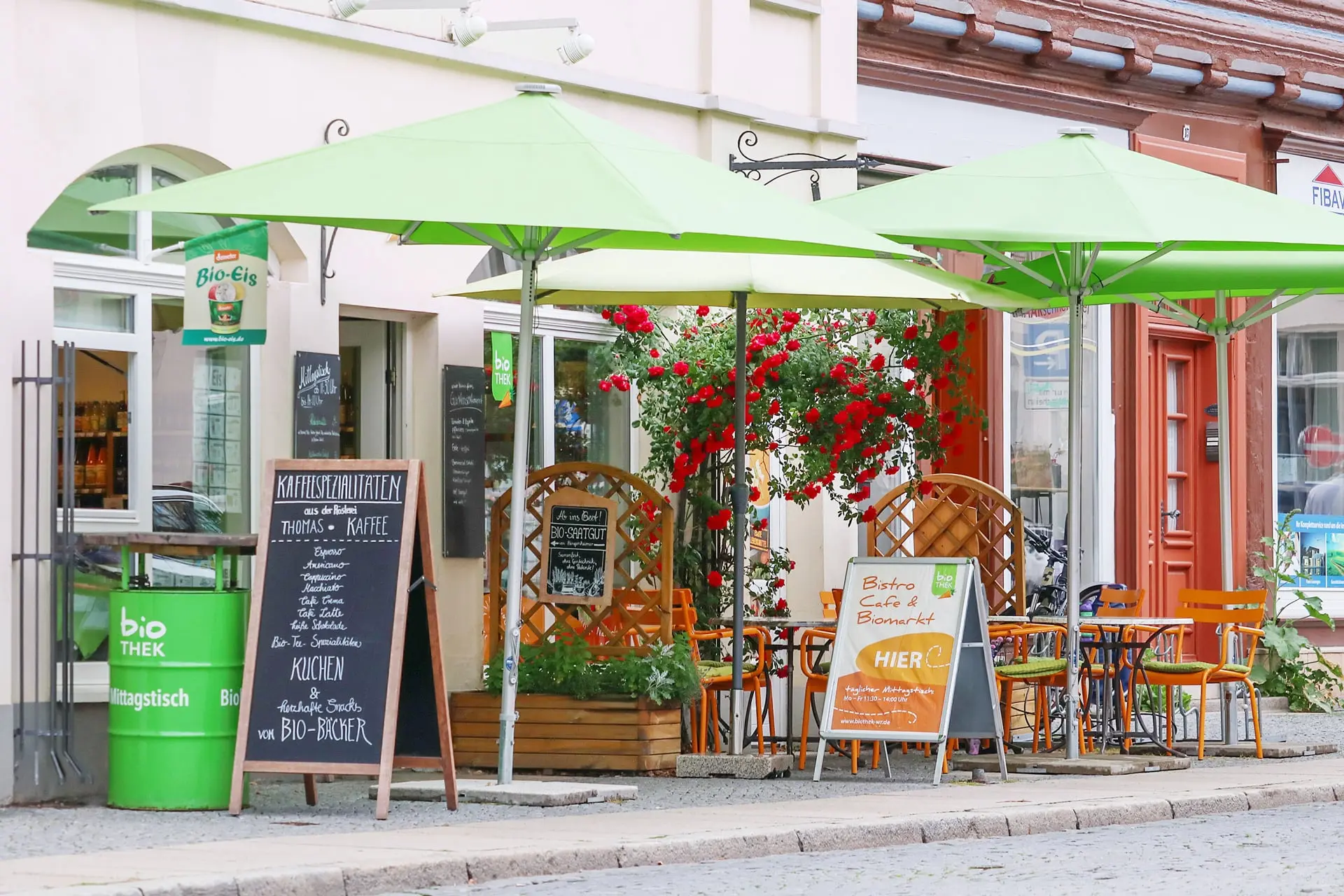 Biothek Außenansicht mit Freisitz